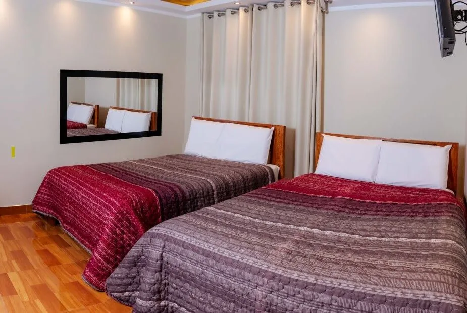 Habitación Doble — detalle del mobiliario y decoración