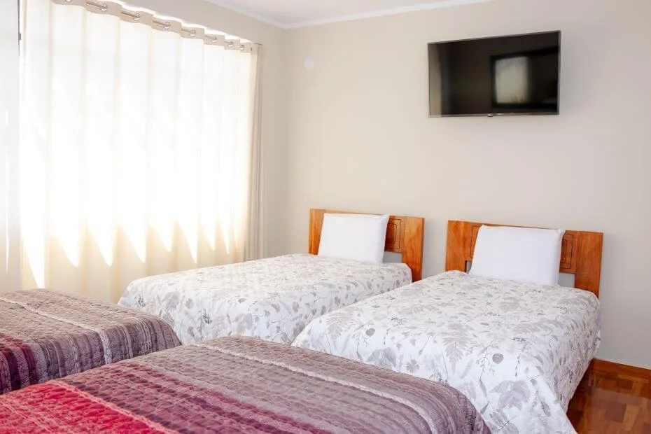 Habitación Cuádruple — vista general con cuatro camas