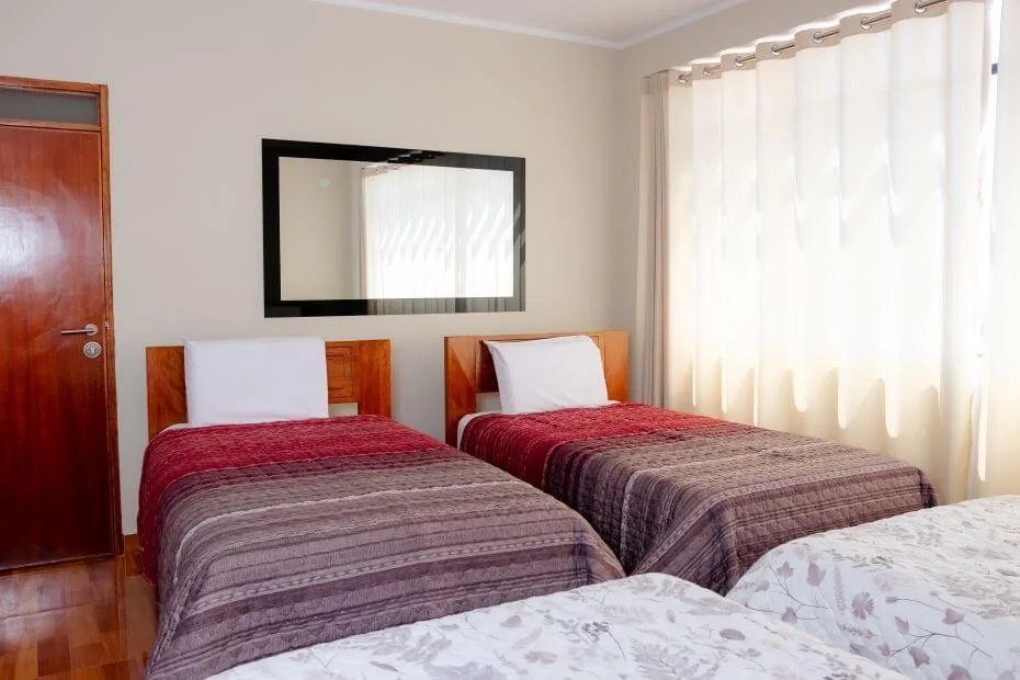 Habitación Cuádruple — distribución de camas y espacio