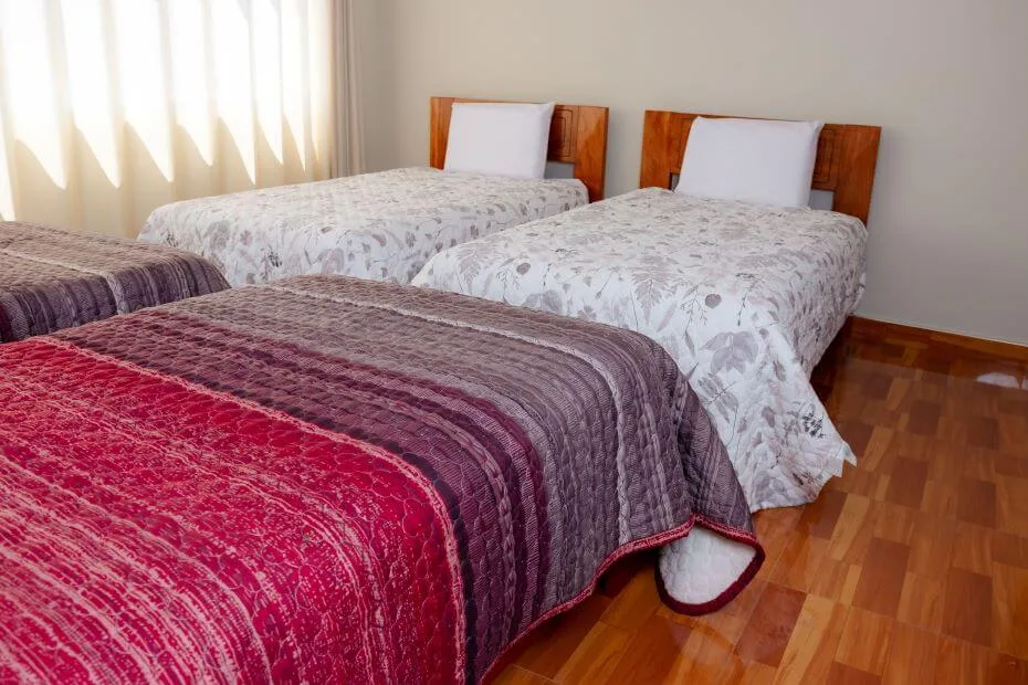 Habitación Cuádruple — detalle del mobiliario