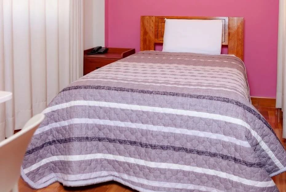 Habitación Simple — vista general de la cama y el espacio