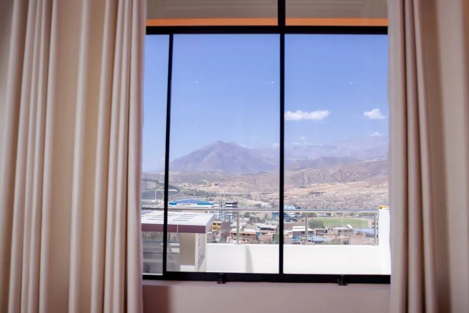 Habitación Simple — detalle del mobiliario y decoración