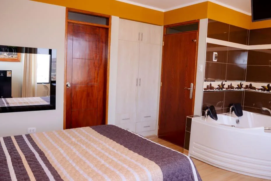 Habitación Suite — detalle del mobiliario y frigobar